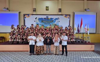 Widodo (tengah) berfoto bersama siswa-siswi SMK N 1 Boyolali.