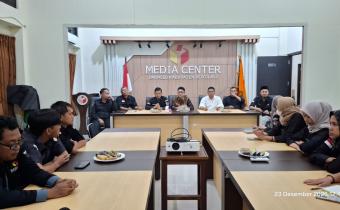 Muhammad Amin (memakai batik) saat melakukan supervisi.