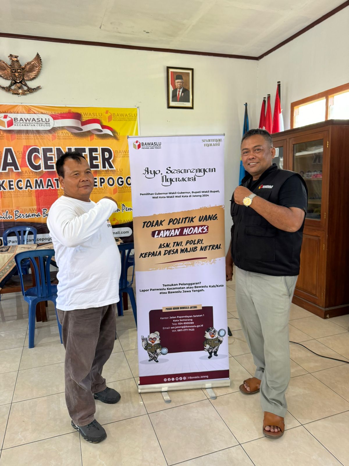 Penyerahan Bahan Sosialisasi