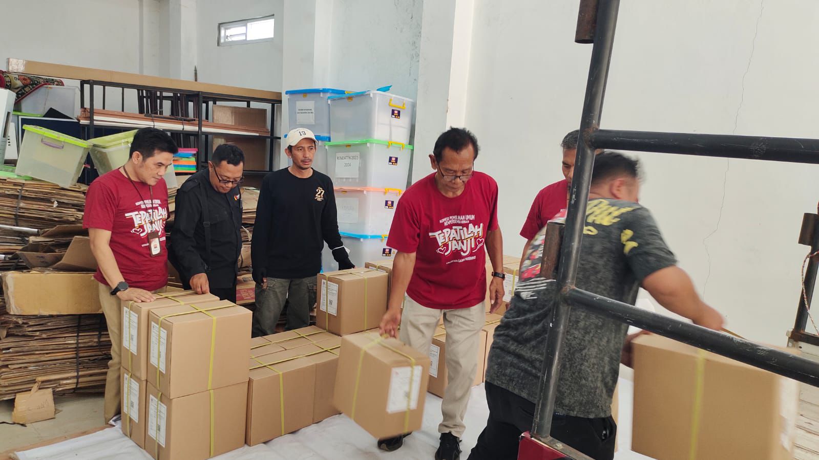 Jajaran Bawaslu Boyolali Mengawasi Pemindahan Logistik