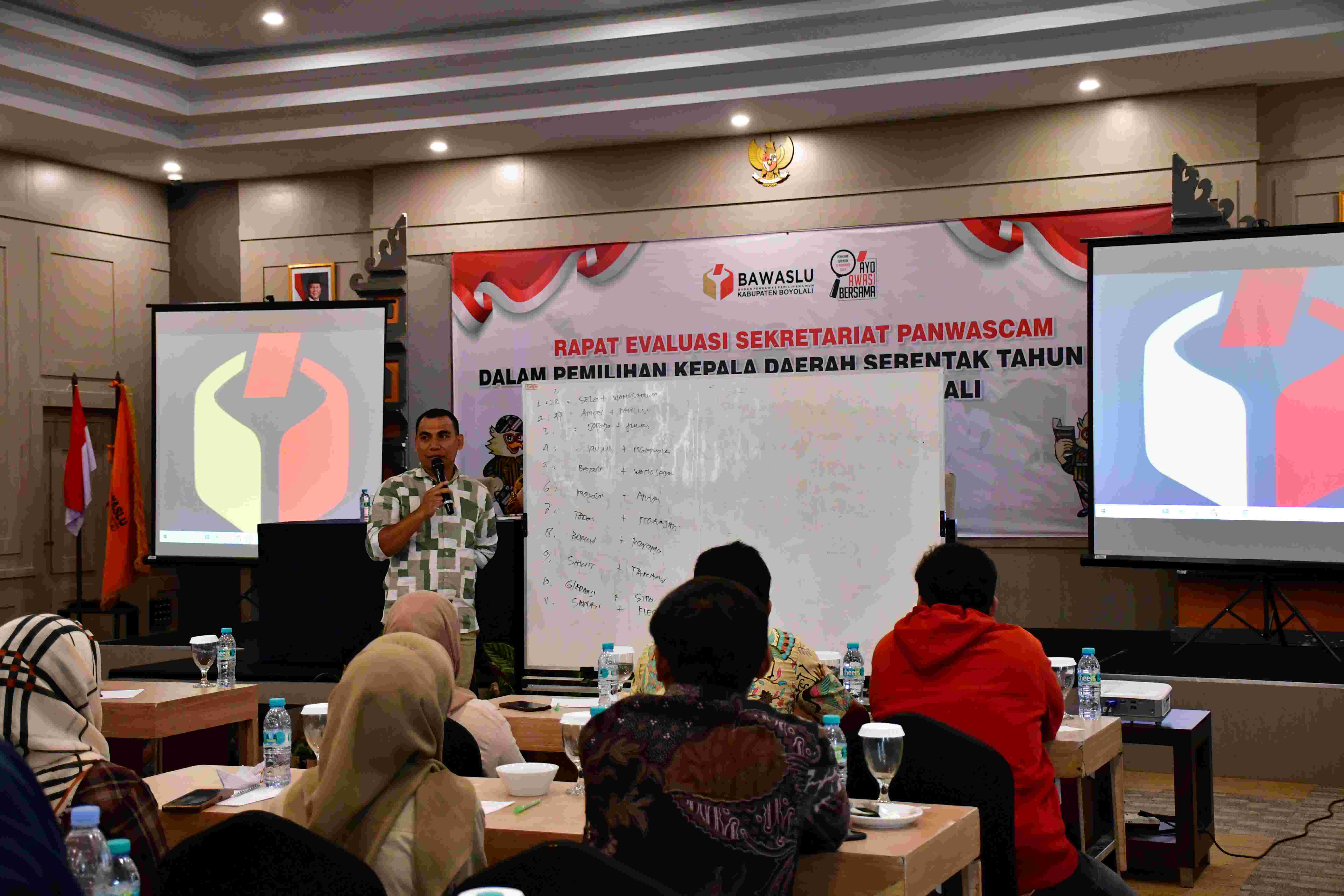 Rapat Evaluasi Sekretariat Panwascam