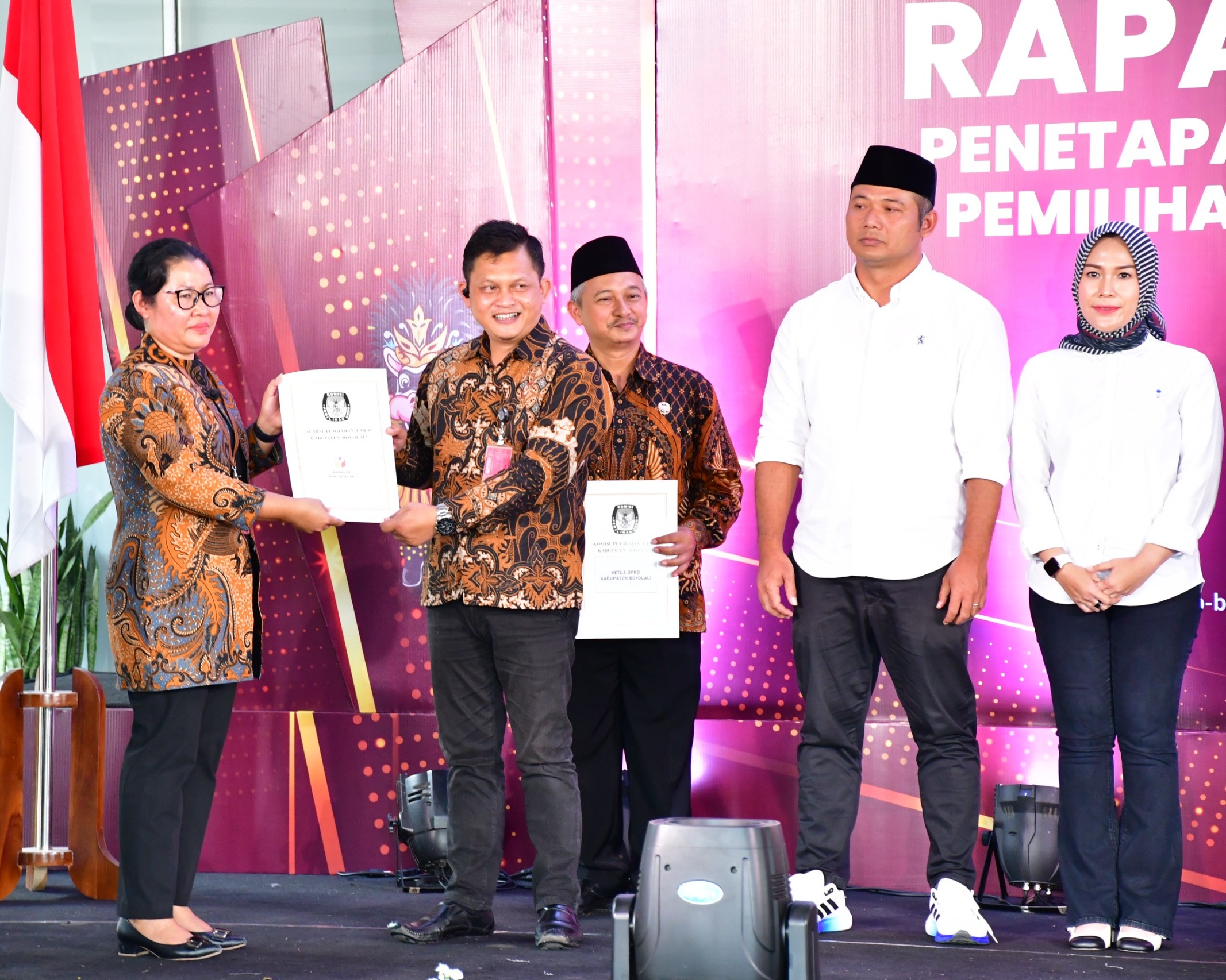 Ketua Bawaslu Boyolali menerima salinan Berita Acara