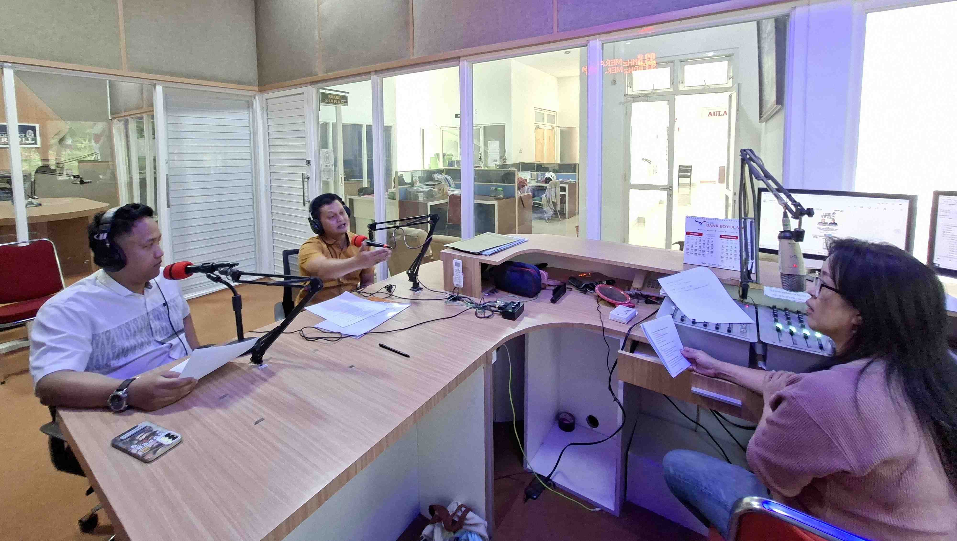 Talkshow interaktif di Radio Merapi FM
