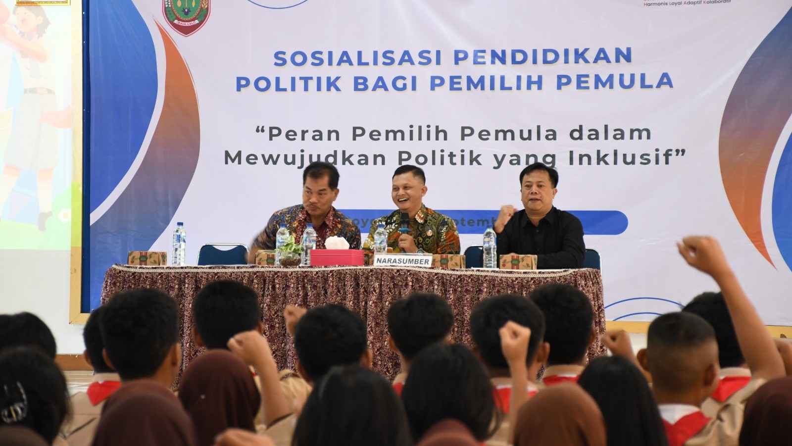 Widodo (tengah) saat menyampaikan materi kepada siswa-siswi SMA N 1 Boyolali.