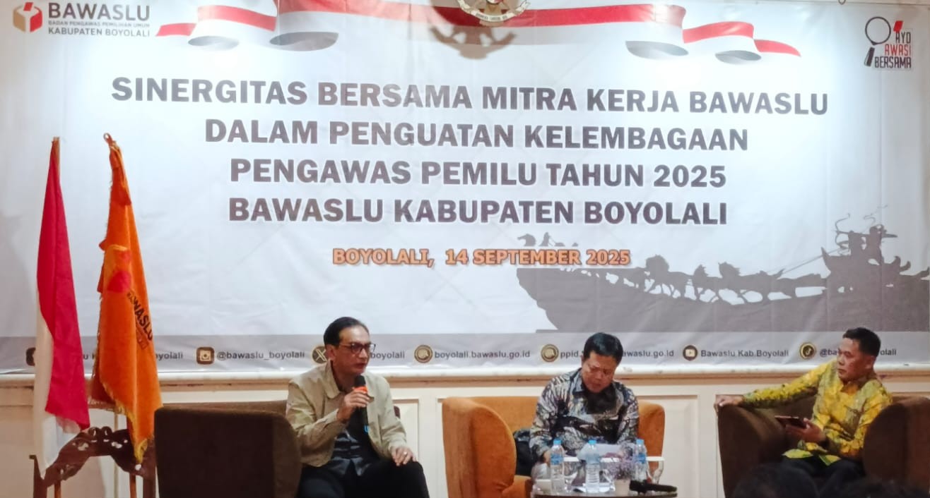 Yulianto Sudrajat (kiri) saat menyampaikan materi.