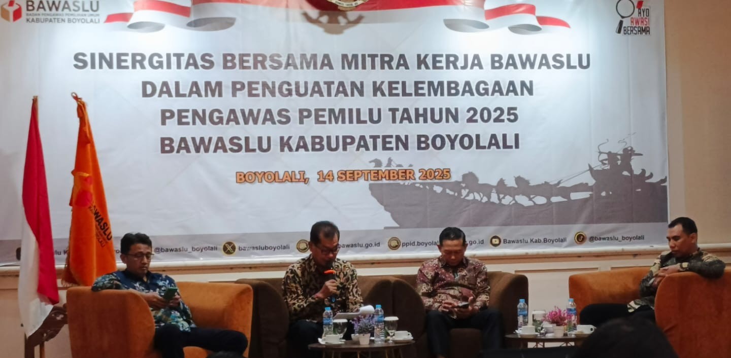 Bambang Susanto (ke 2 dari kiri) saat menyampaikan materi.