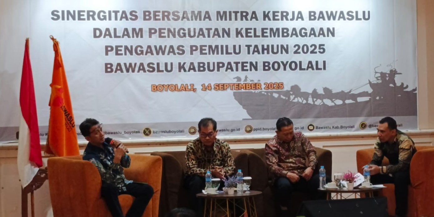 Dony Ridukha (kiri) saat menyampaikan materi.