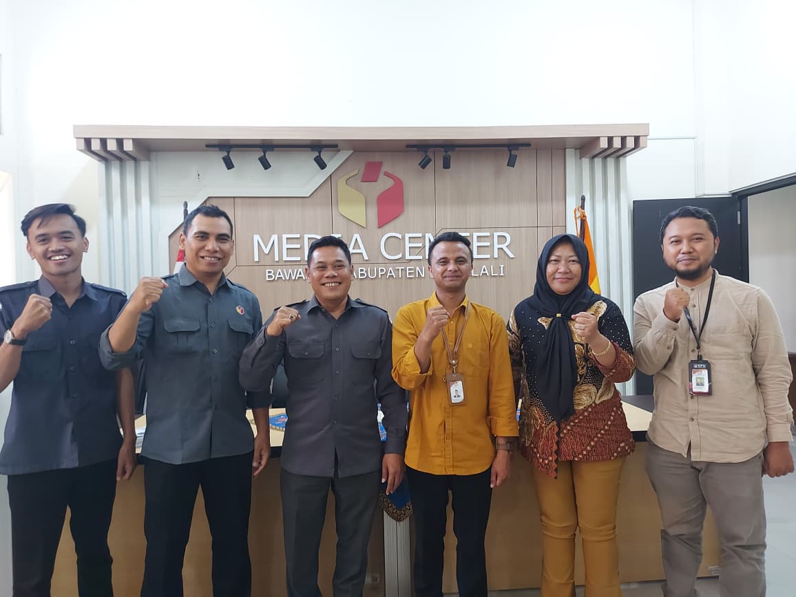 Jajaran Bawaslu dan KPU berfoto bersama usai kunjungan.