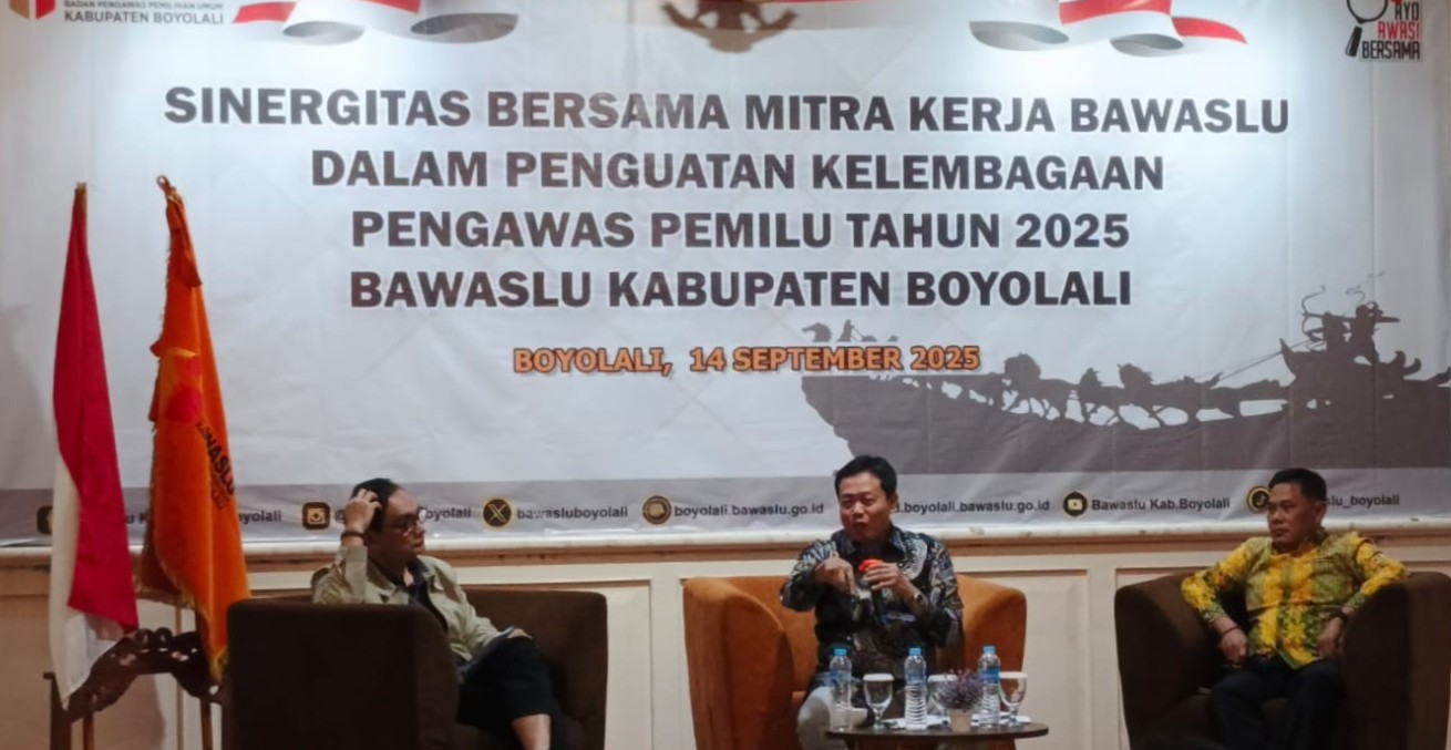 Mohamad Toha (tengah) saat menyampaikan materi.