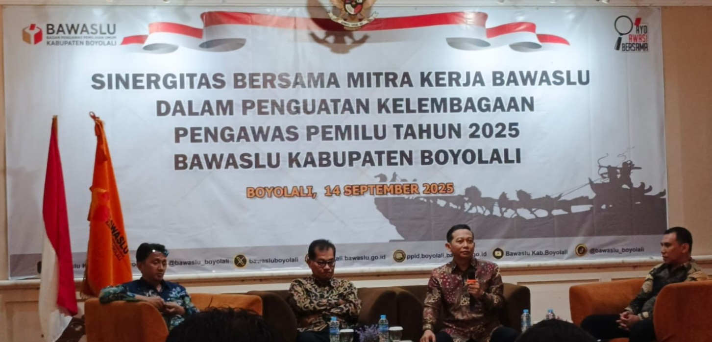 Sosiawan (ke dua dari kanan) saat menyampaikan materi.