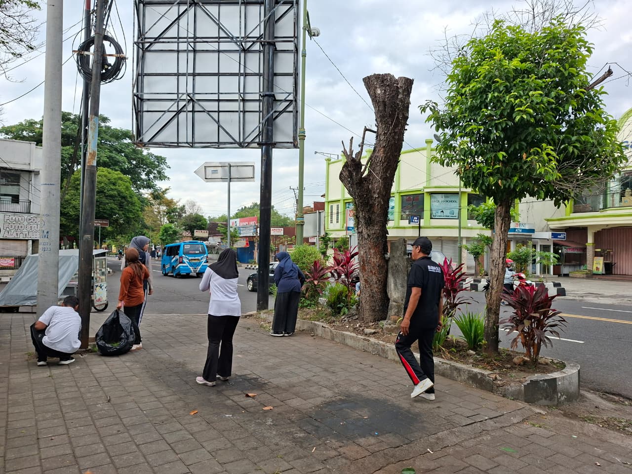 Jajaran Bawaslu Boyolali saat melaksanakan kegiatan bersih-bersih.