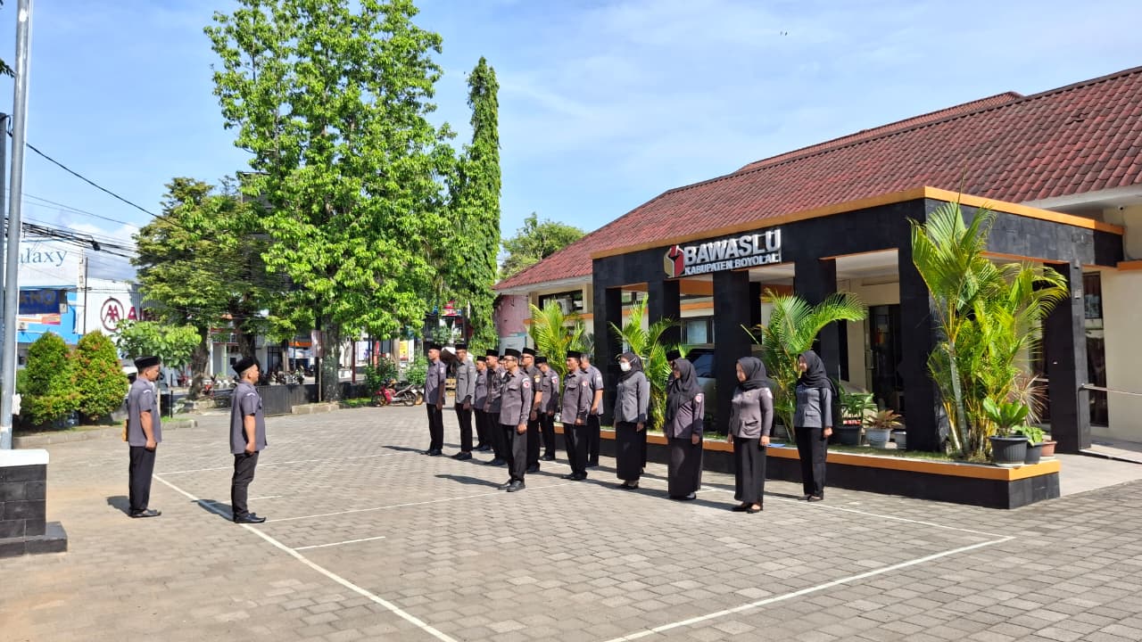 Widodo (kedua dari kiri) saat menjadi pembina apel.