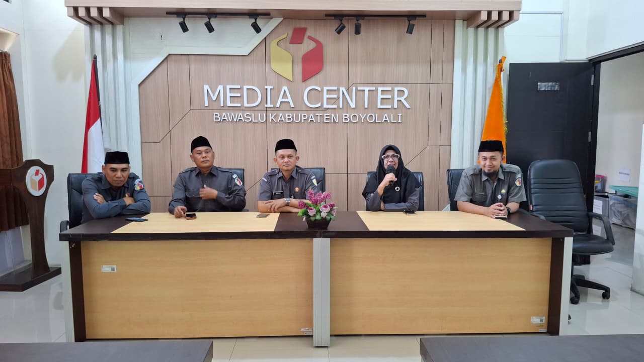 Yessi Yunius (kedua dari kanan) saat memberikan arahan.