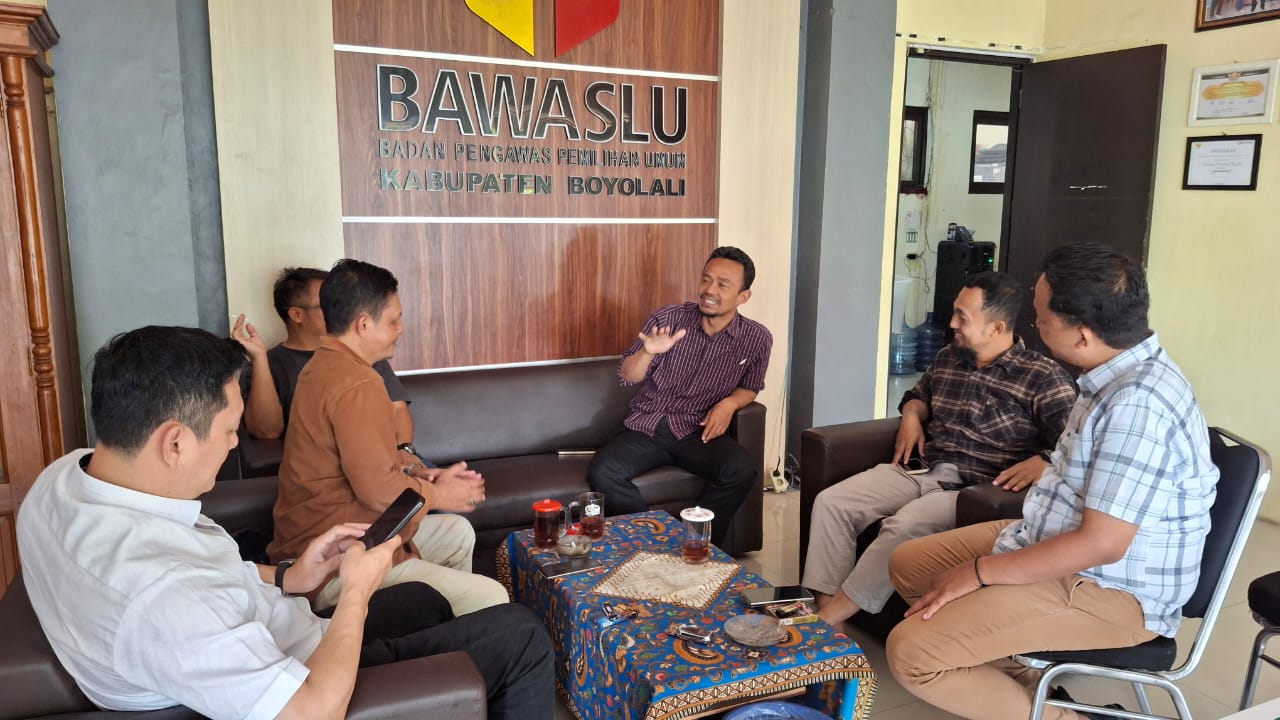 Muhammad Rofiudin (ketiga dari kanan) saat kunjungan supervisi di Bawaslu Boyolali.