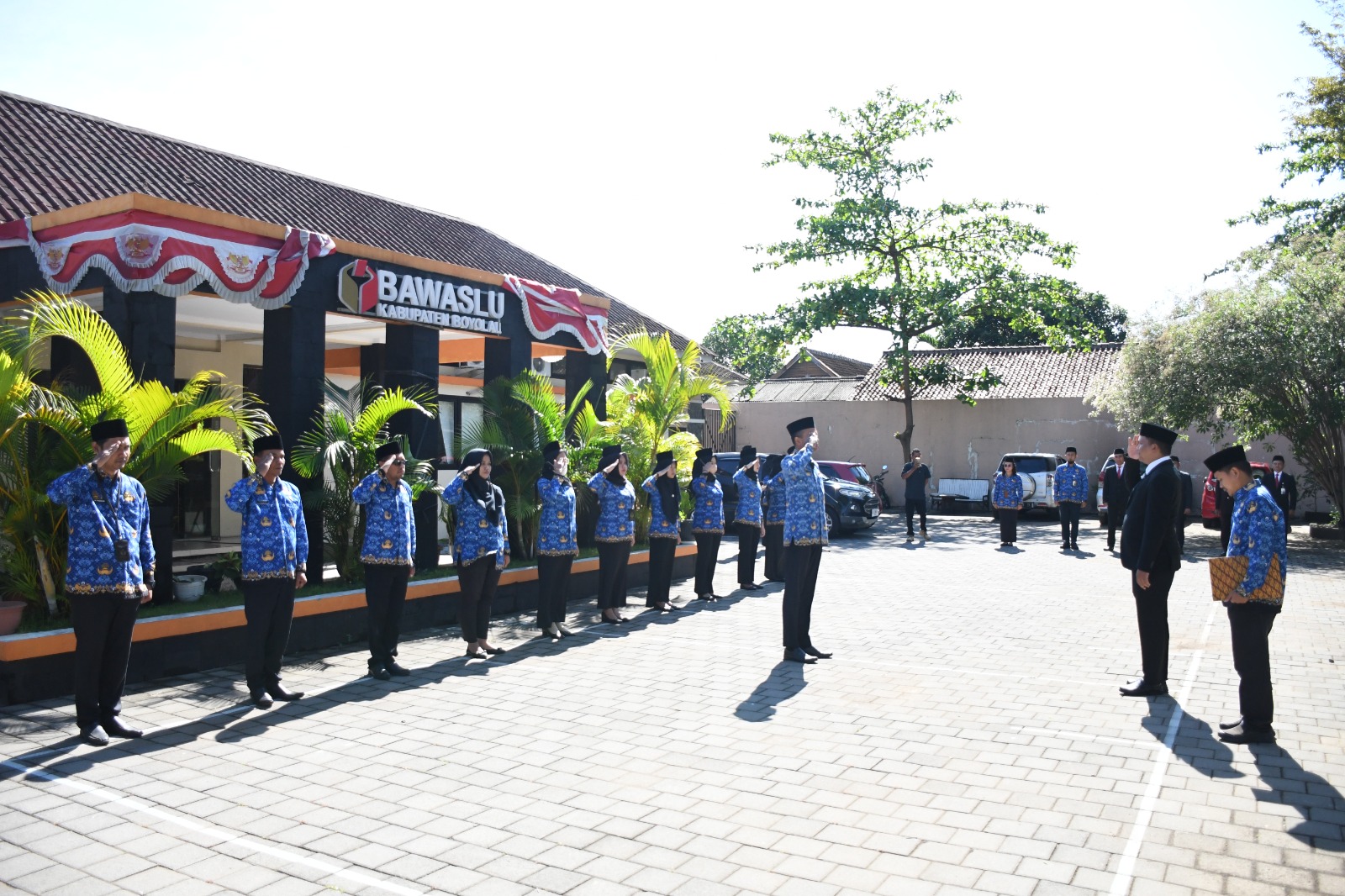 Tedjo Dwijanto (kedua dari kanan) saat menjadi inspektur upacara.