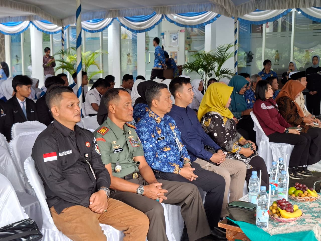 Widodo (kiri) saat menghadiri Talkshow di Merapi FM.