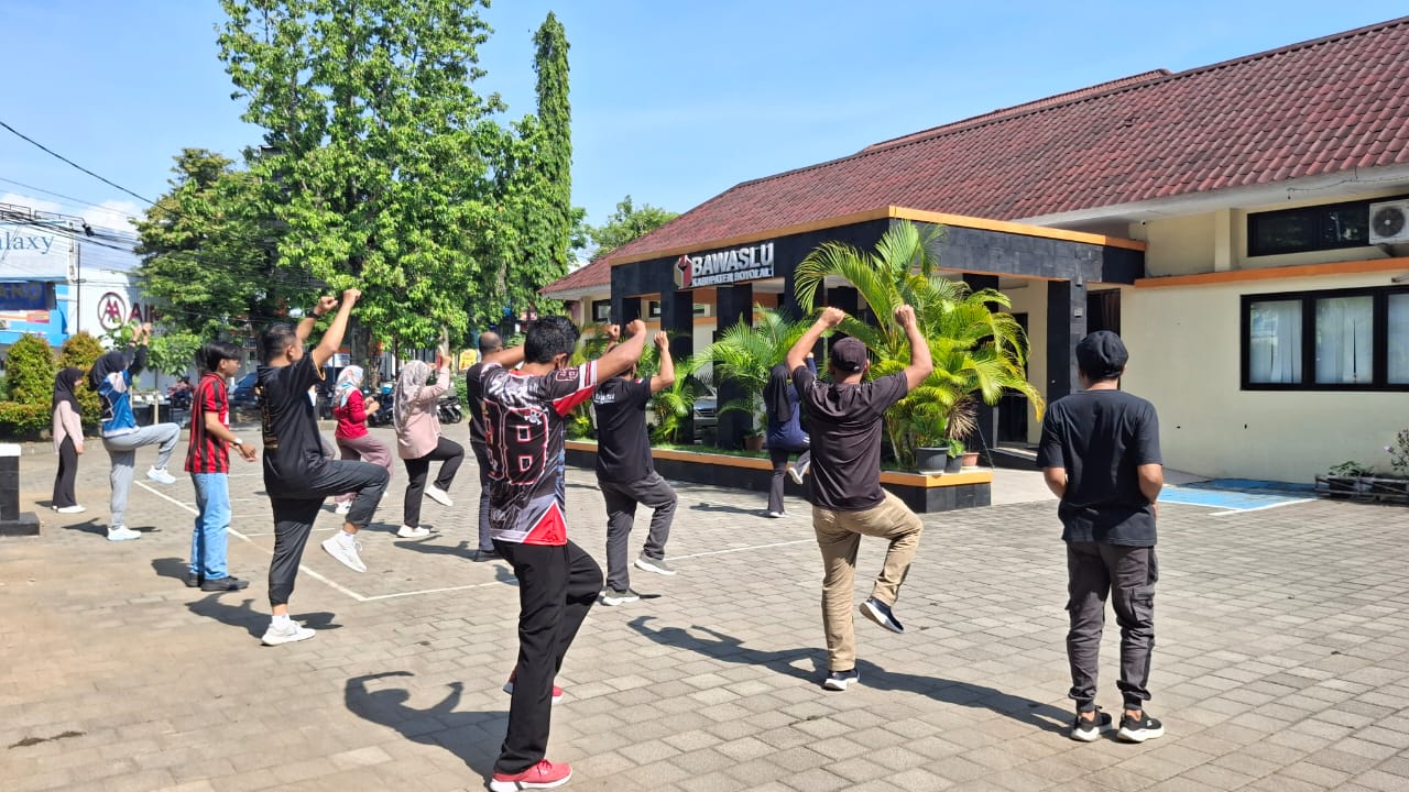 Senam Sehat di Halaman Kantor.