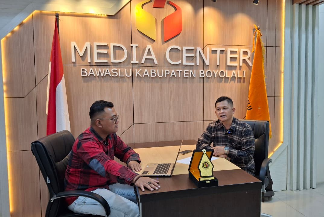 Widodo (kanan) saat mengisi acara podcast.