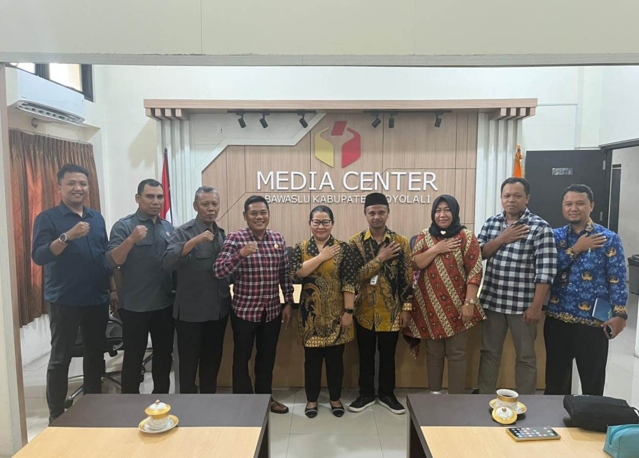 Jajaran Bawaslu dan KPU berfoto bersama pasca koordinasi.