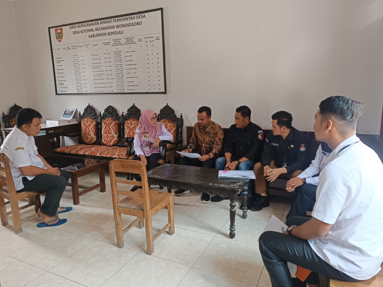 Muhamad Mahmudi (ketiga dari kanan) saat mengawasi proses coktas.