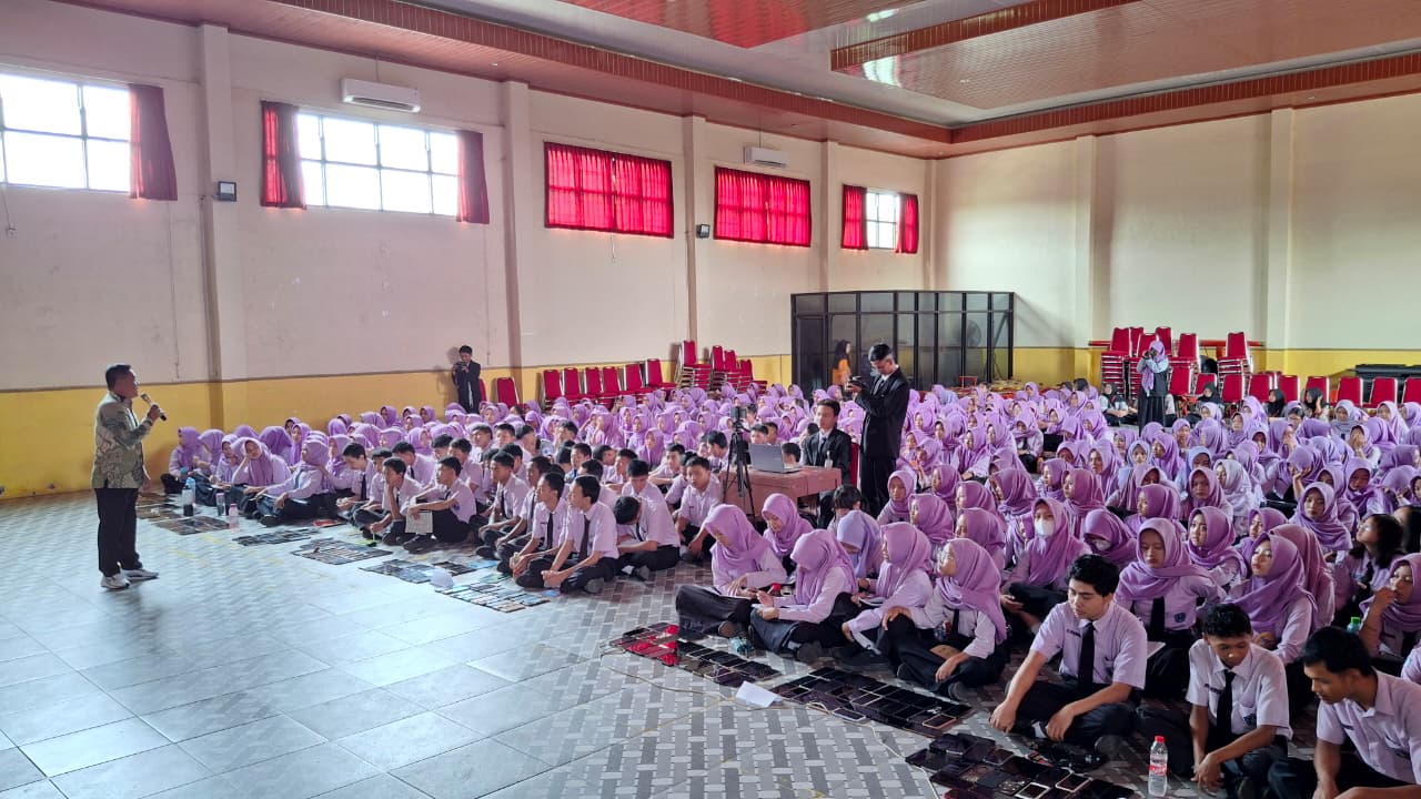 Muhamad Mahmudi (kiri) saat menjadi narasumber di SMK N 1 Boyolali.