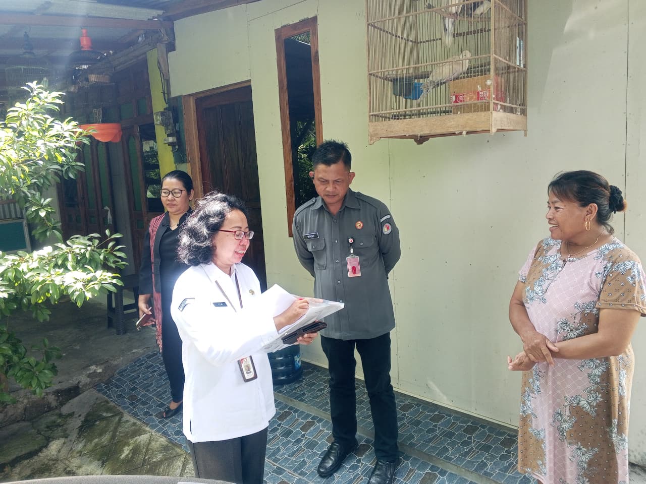 Ketua Bawaslu Boyolali, Widodo (tengah) saat mengawasi coktas di salah satu rumah warga.