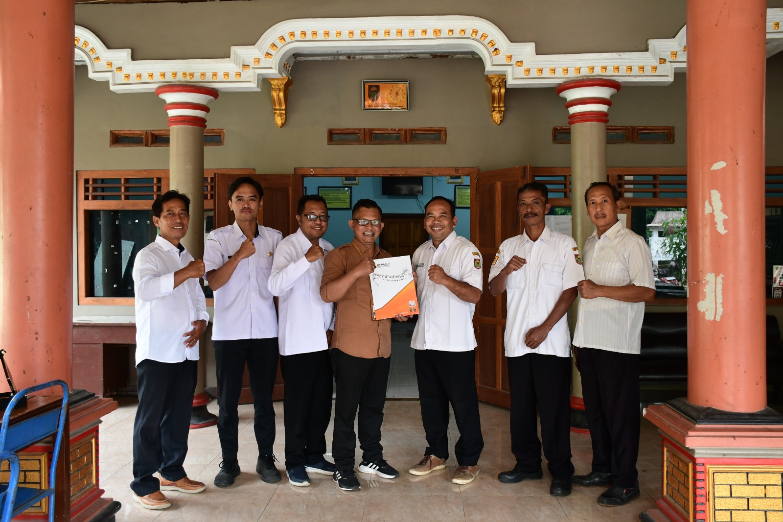 Widodo (tengah) berfoto bersama jajaran Pemerintah Desa Brajan.