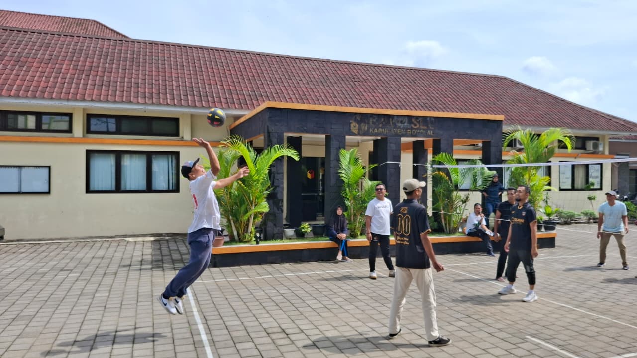 Olahraga voli di halaman kantor Bawaslu Boyolali.