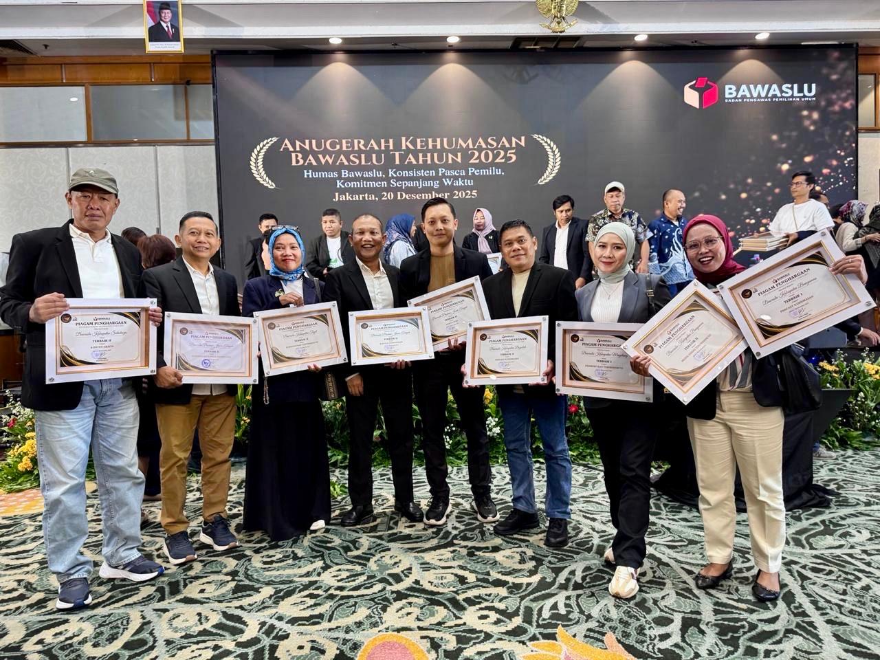 Muhamad Mahmudi (ketiga dari kanan) berfoto bersama pasca penerimaan piagam penghargaan.