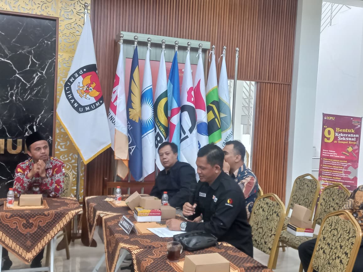 Widodo (memegang mic) saat menghadiri rakor.