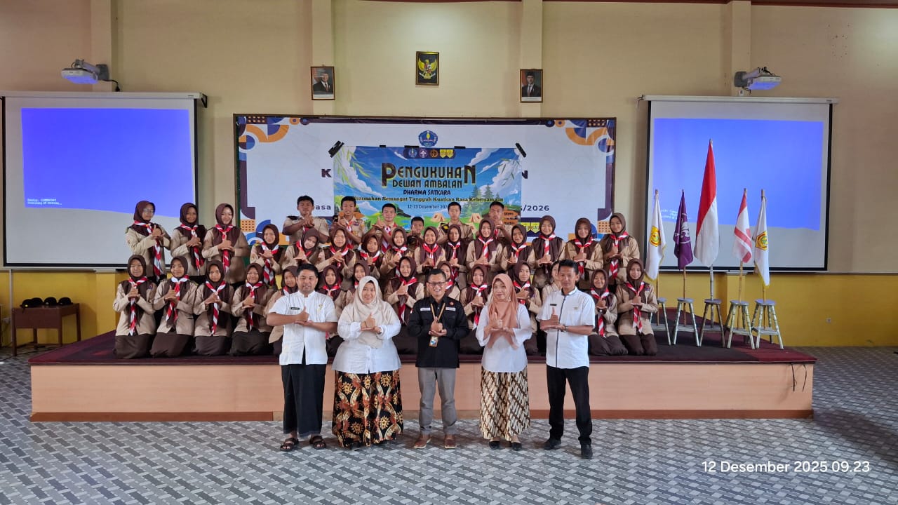 Widodo (tengah) berfoto bersama siswa-siswi SMK N 1 Boyolali.