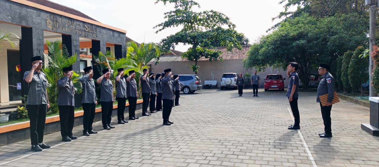 Alan Amundi Wibowo (kedua dari kanan) saat menjadi pembina apel.