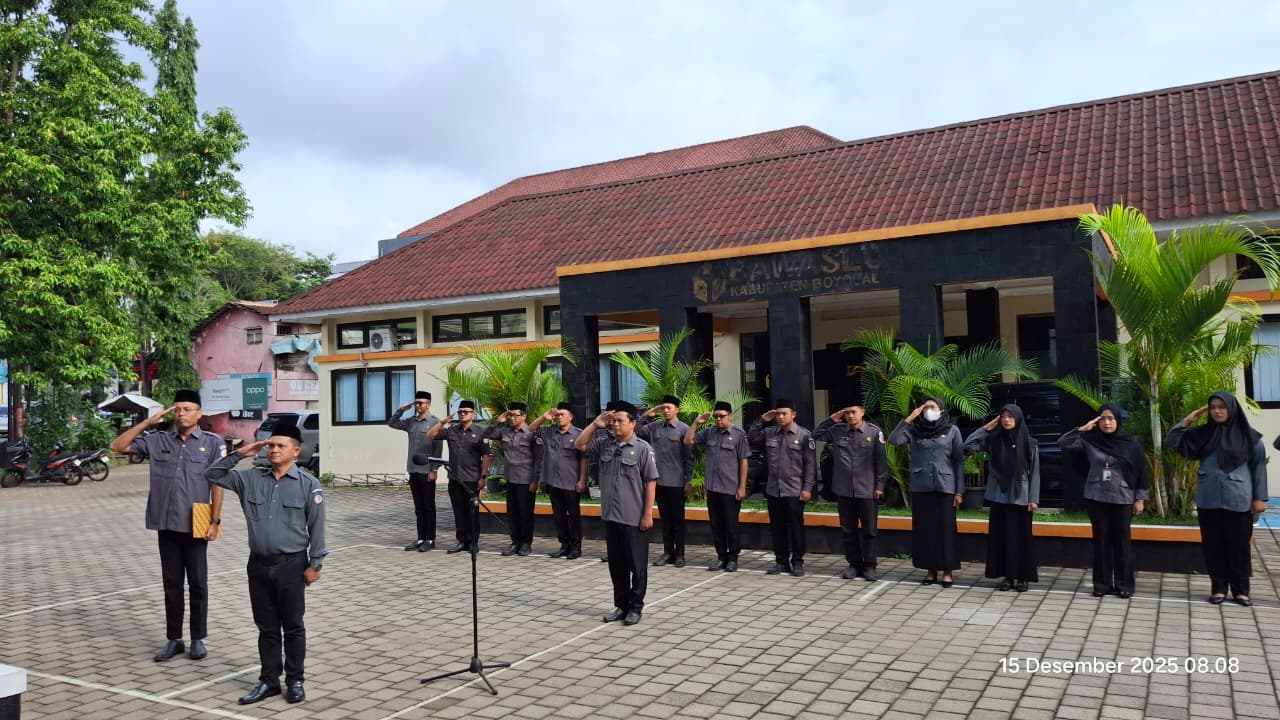Widodo (kedua dari kiri) saat menjadi pembina apel.