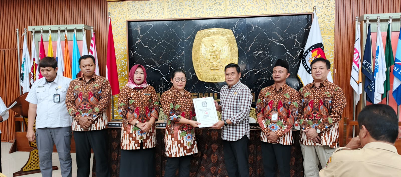 Muhamad Mahmudi (ketiga dari kanan) saat menerima berita acara pleno.