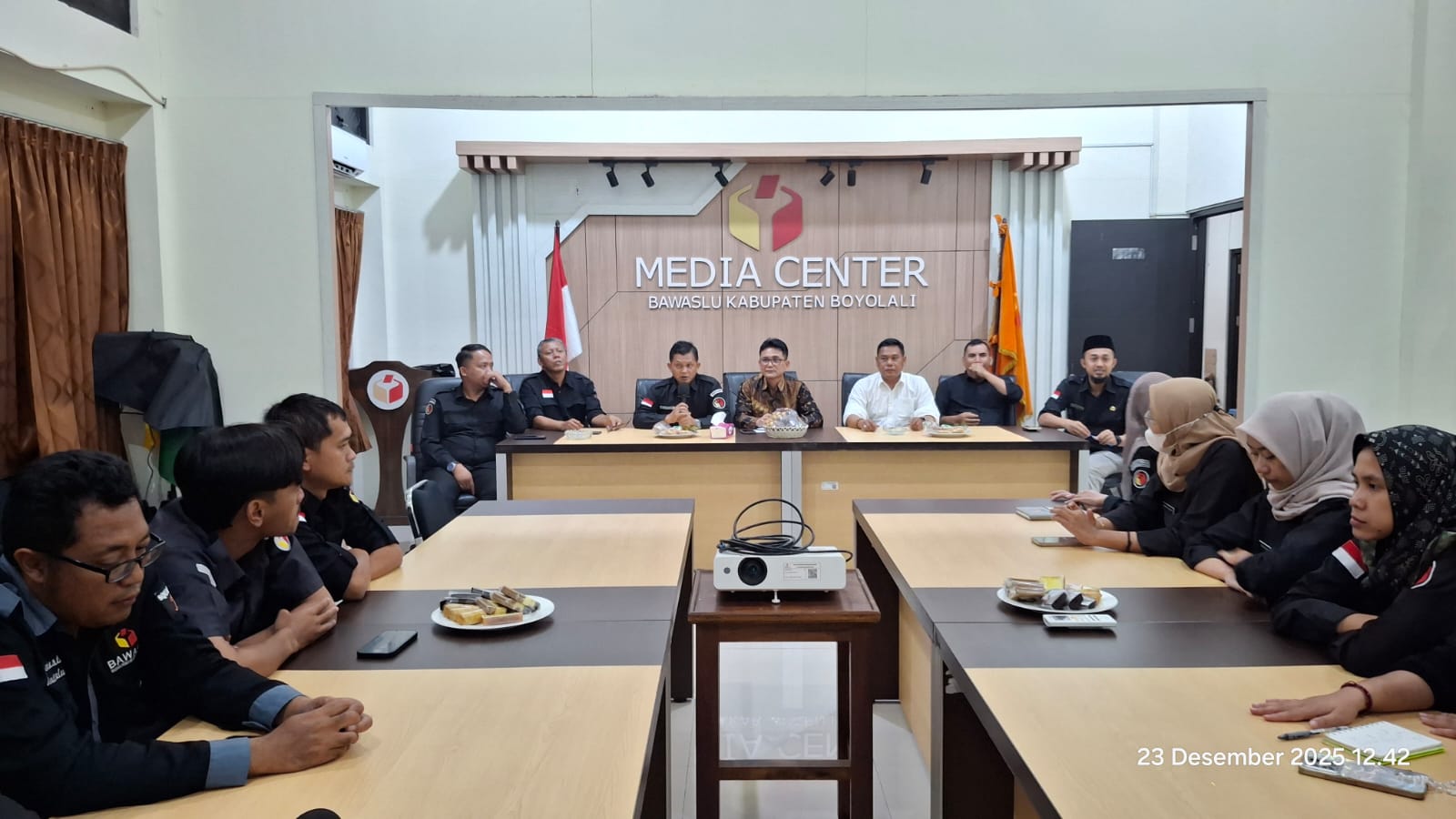 Muhammad Amin (memakai batik) saat melakukan supervisi.