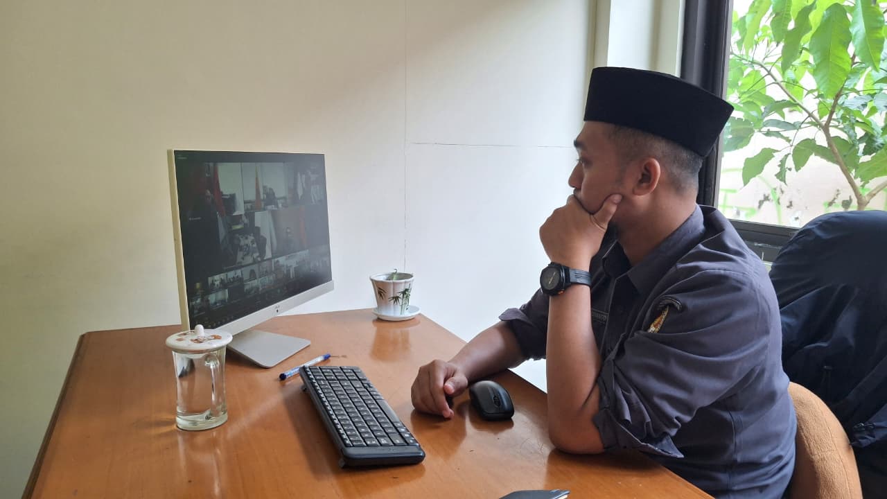 Kepala Sekretariat Bawaslu Boyolali (Agus Suyanto) saat mengikuti kegiatan secara daring.