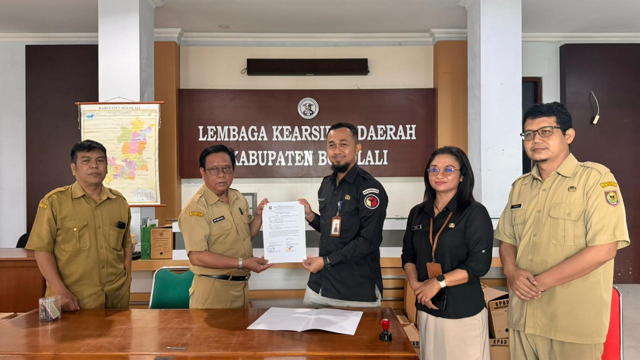 Agus Suyanto (tengah) pasca penanda tanganan.
