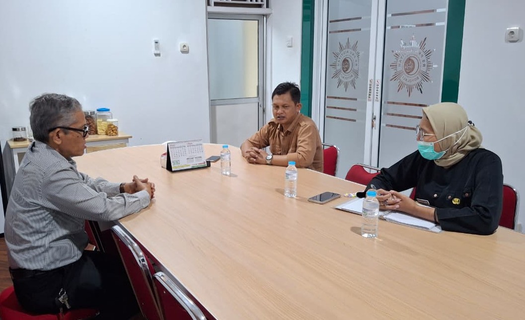 Widodo (tengah) saat berdiskusi konsolidasi.