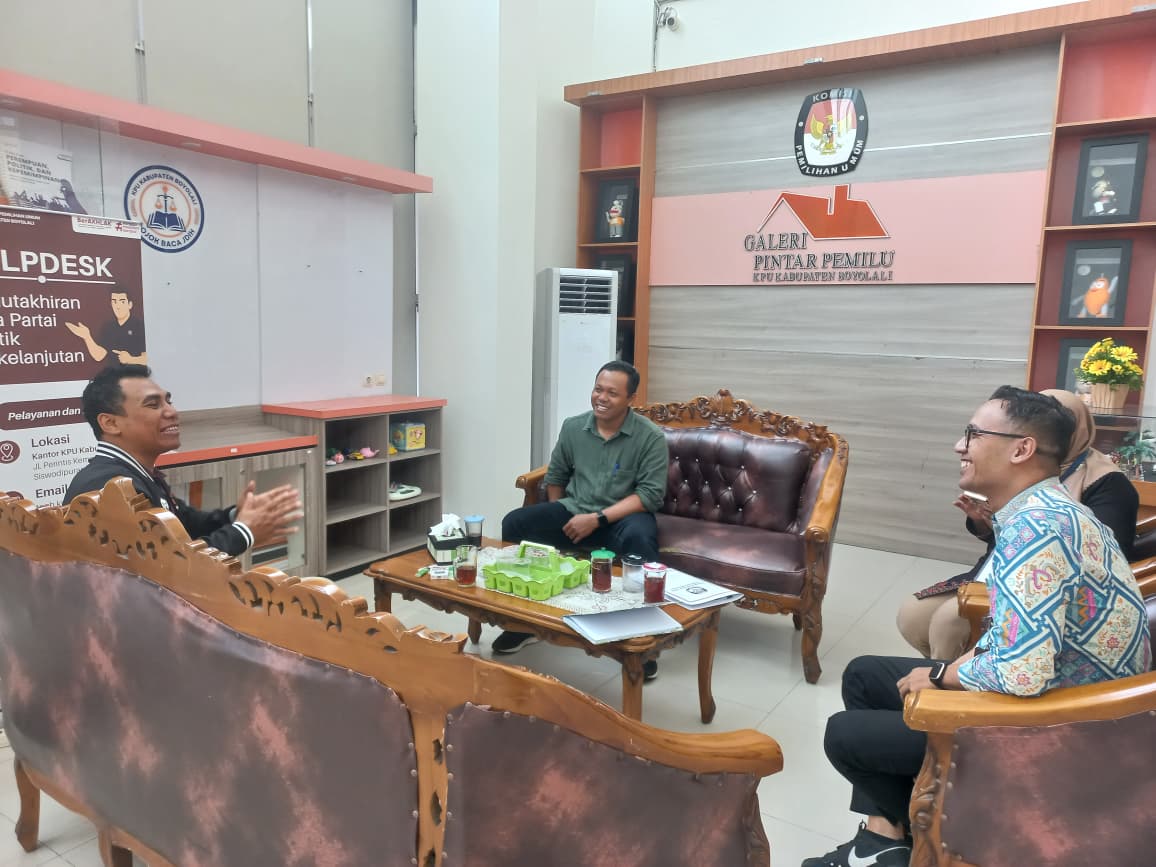 Lilik Wahyu Catur Wibowo (kiri), saat berkoordinasi ke Kantor KPU Boyolali.