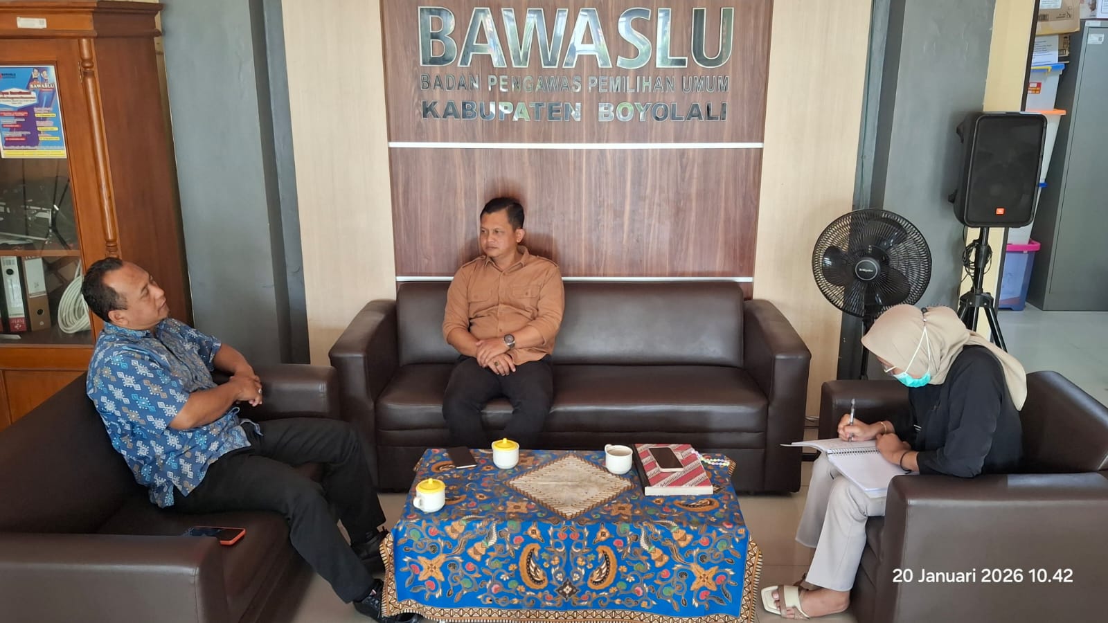 Andi Sarjono (kiri) dan Widodo (kanan) saat konsolidasi demokrasi.