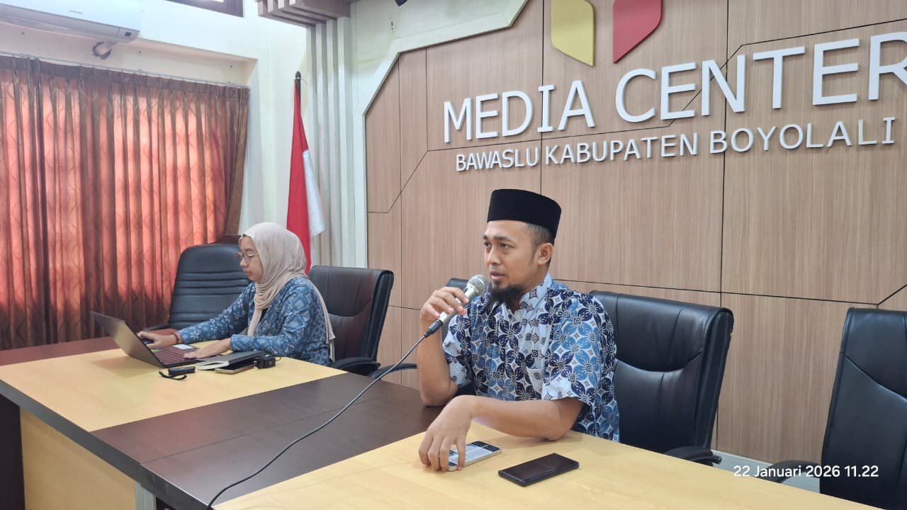 Agus Suyanto (kanan) saat memimpin rapat internal.