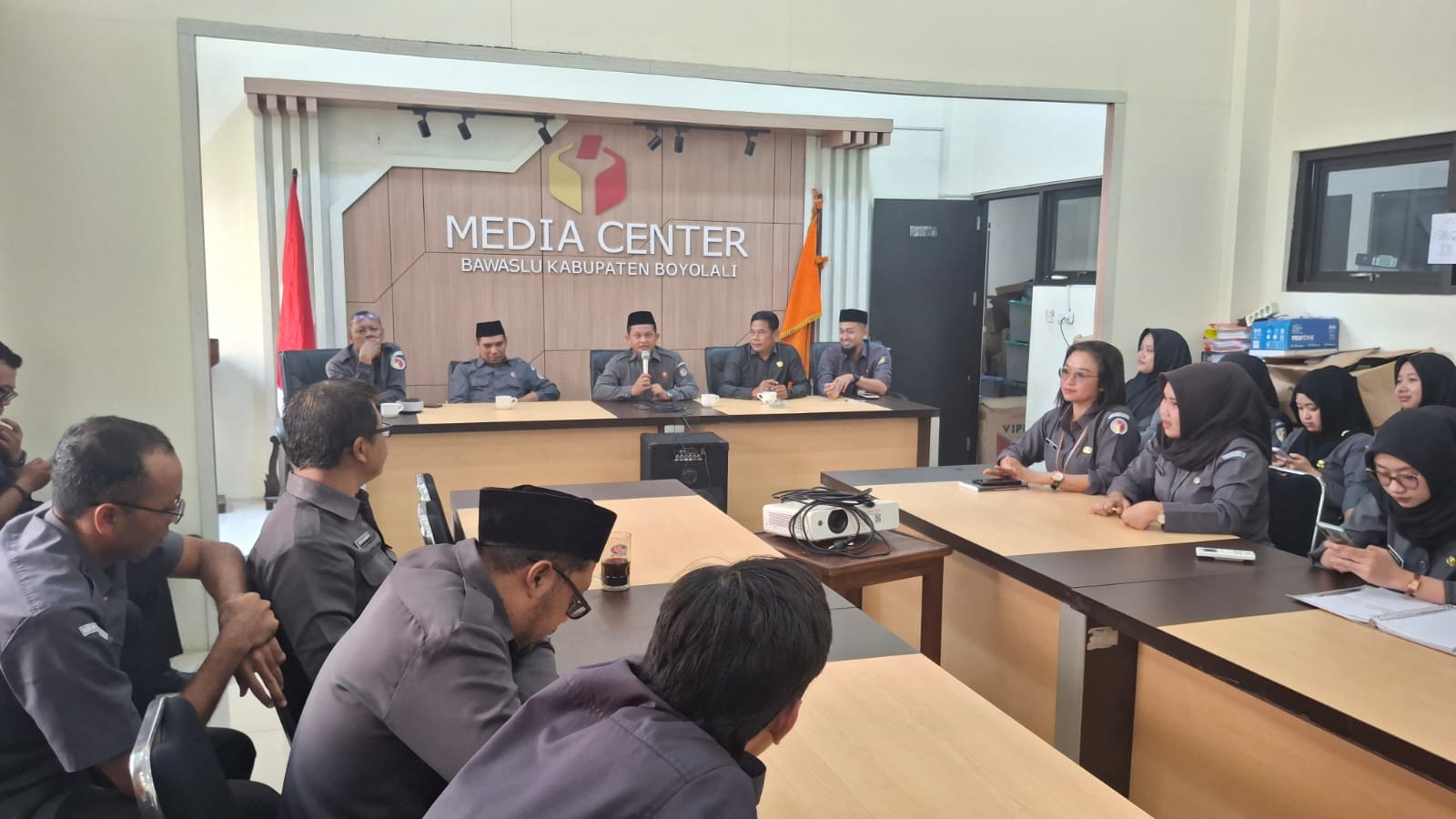 Widodo (tengah) saat memimpin rapat.