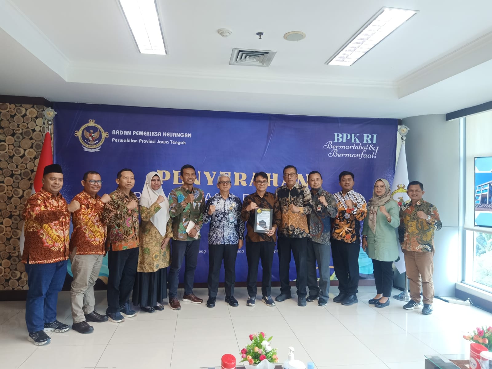 Widodo (paling kanan) berfoto bersama pasca Penyerahan LHP BPK