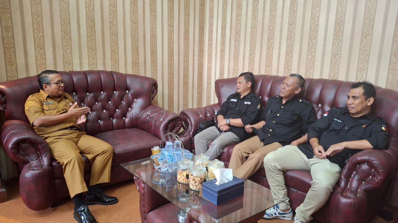 Widodo (tengah) saat berdiskusi dengan Kepala Dispermasdes.
