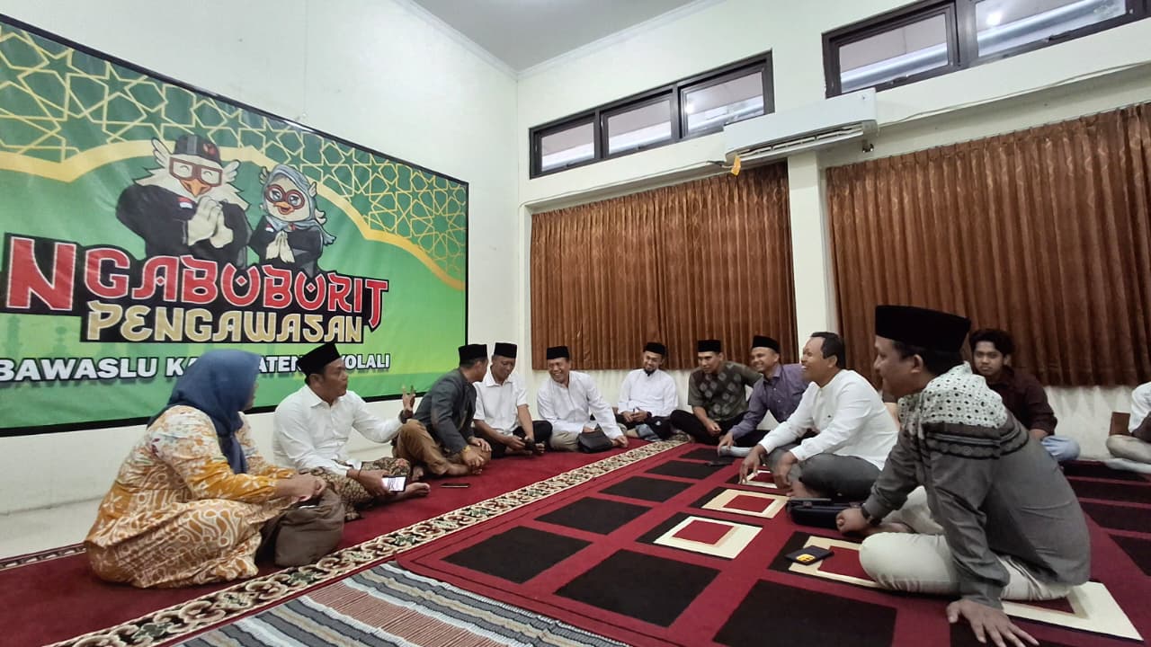Momen penuh keakraban jajaran Bawaslu Boyolali beserta tamu undangan jelang buka puasa.