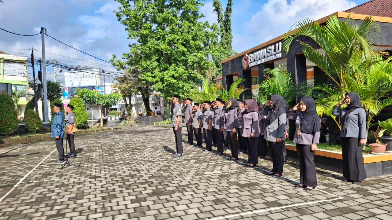 Agus Marwanto (kiri) saat menjadi pembina apel.