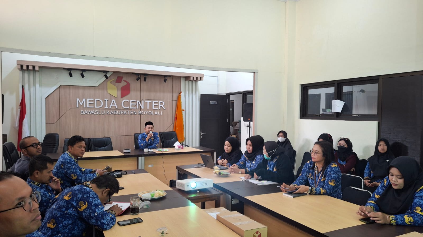 Rapat internal membahas implementasi Pelaporan Kinerja Harian.