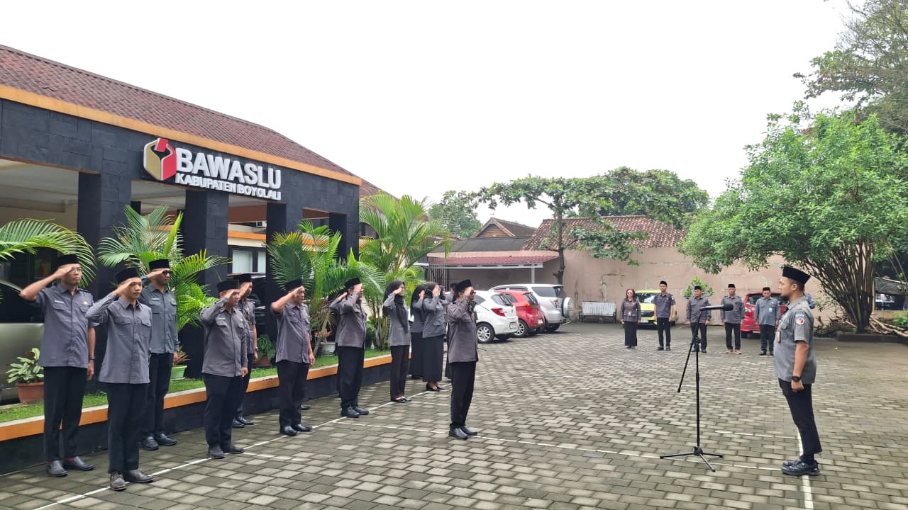 Agus Suyanto (kanan) saat menjadi pembina apel.