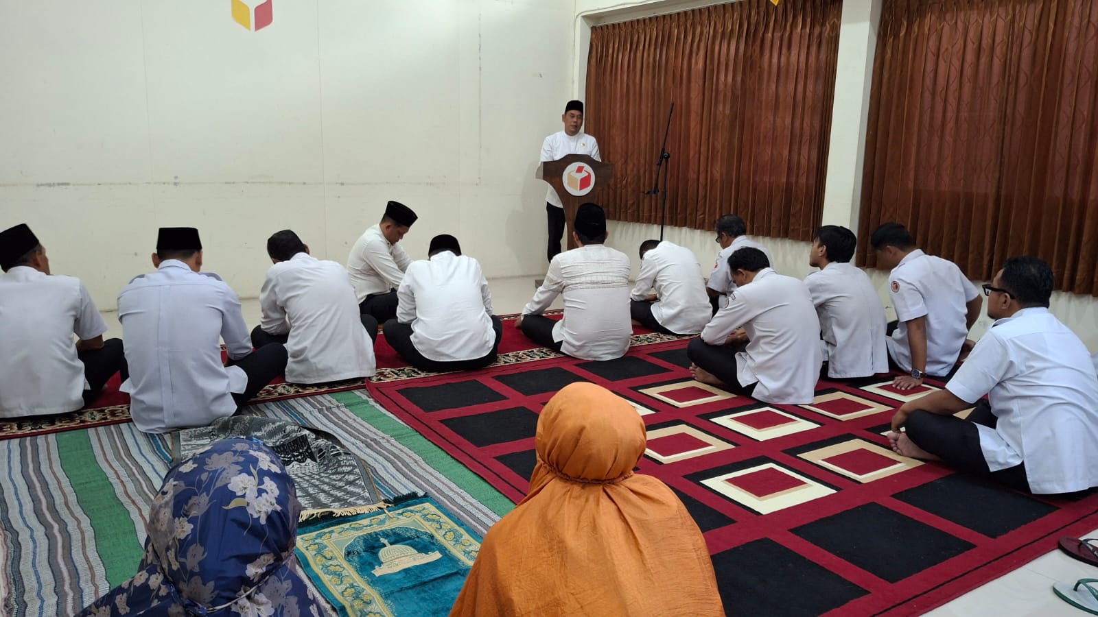 Muhamad Mahmudi (tengah) saat mengisi tausiyah.