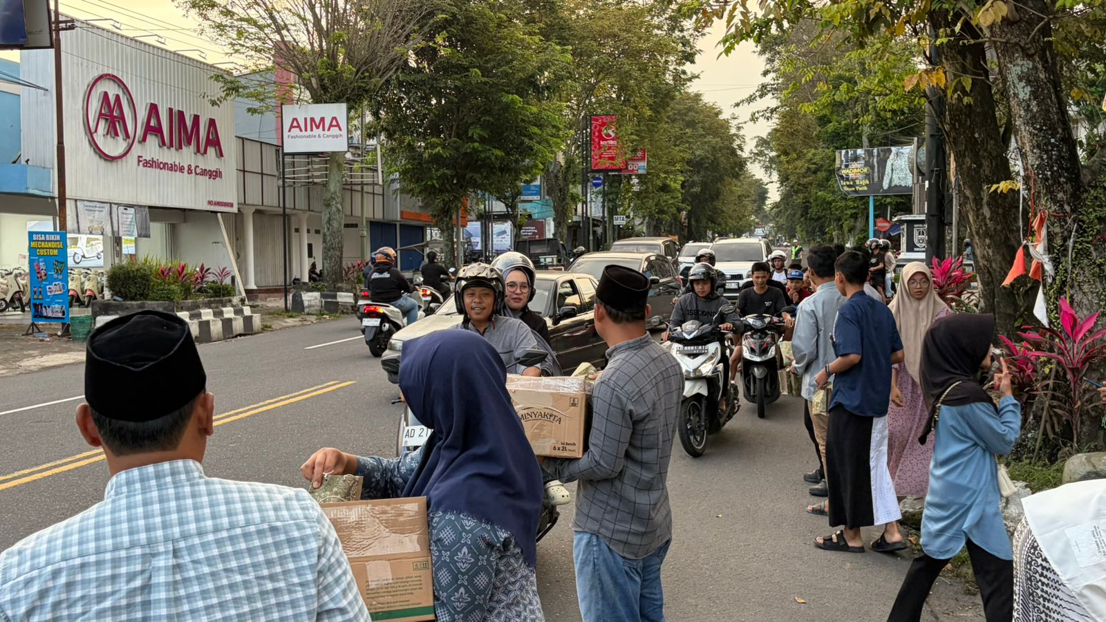 Jajaran Bawaslu Boyolali dan Saka Adhyasta saat berbagi takjil.
